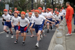 写真：5・6年生が力強くスタート