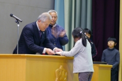 写真:「完走賞」を贈呈