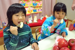 写真：りんごを味わう子どもたち