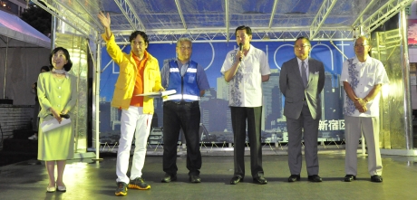 写真:司会のルー大柴さんと中山区長と地元商店街振興組合の方