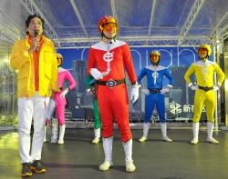 写真:新宿エコレンジャーによる節電ショーと節電クイズ