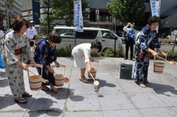 写真：高田馬場駅前で打ち水を行う中山区長と地域の方