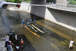 写真：水元の実演の様子と親水テラスに訪れた方