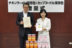 写真:三浦取締役(左)と中山区長