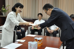 写真:区長から感謝状を贈呈