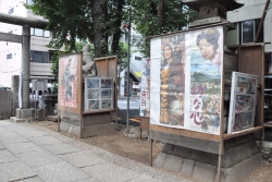 写真:当時の映画ポスターなどを展示
