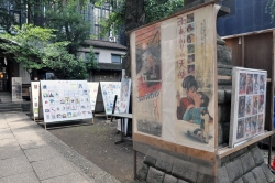 写真:境内に並ぶ映画資料