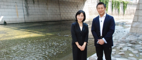 写真:神田川親水テラスで(区長と番組MCの渡辺さん)