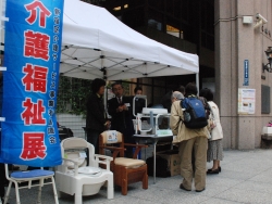 写真:介護用品の展示