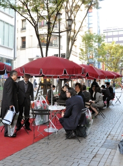 写真：一息できるオープンカフェ