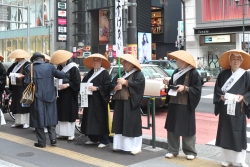 写真:足を止めて募金をする方