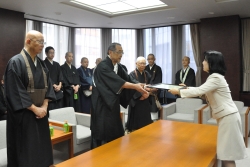 写真：感謝状を贈る中山区長