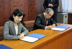写真：協定書に署名する中山区長と髙田理事長