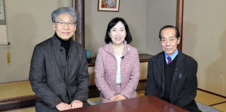 写真：（左から）室瀬和美さん、中山弘子区長、高階秀爾さん