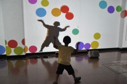 写真：子どもの影がボールを弾き返す映像作品