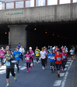 写真:新宿御苑トンネルを走るランナー(2013年・第11回大会)