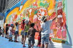 写真：巨大壁画を描く子どもたち