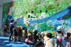 写真：巨大壁画を描く子どもたち