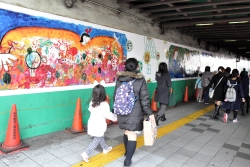 写真：新宿大ガード下に設置した壁画
