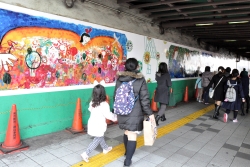 写真:新宿大ガード下に設置した壁画