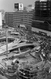 写真名：建設中の新宿駅西口広場（昭和41年／1966年)