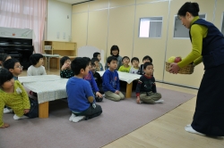 リンゴの説明をする高田園長