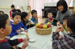 リンゴをいただく園児