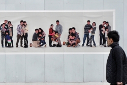写真:心温まる写真を仮囲いに展示