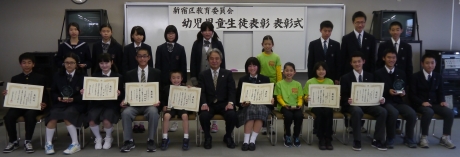 写真:受賞者と酒井教育長の集合写真