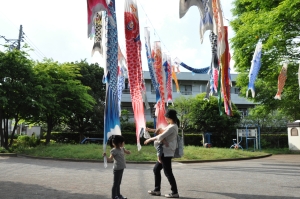 画像：大きなこいのぼりにタッチする親子