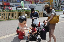 写真：高田馬場駅周辺 ポイ捨て禁止を呼び掛ける鉄腕アトム