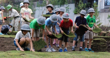 写真:丁寧に芝張りに挑戦