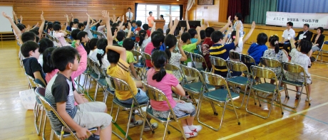 写真:手をあげる子どもたち