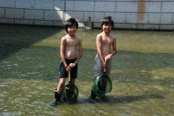 写真：川で遊ぶ子どもたち