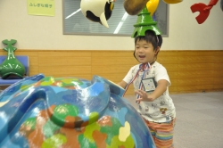 写真:ニシハラさん制作の帽子をかぶって遊ぶ子ども