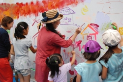 写真：蟹江さんと子どもたちがお絵描き