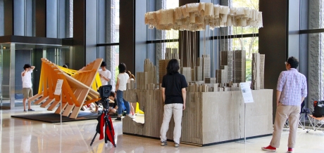 写真:新宿センタービルでの展示