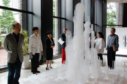 写真:新宿センタービルでの展示