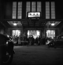 新宿駅東口玄関(夜景)