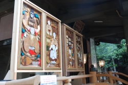 神社の境内の欄干を使った木製の立体絵画