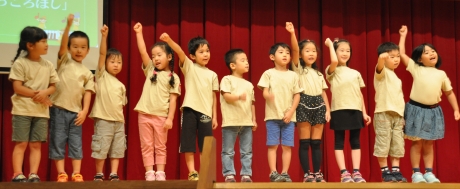 写真:元気いっぱい歌声を披露