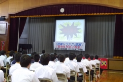 画像:危険ドラッグの教材を閲覧する様子