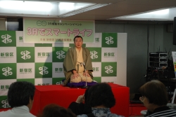 写真:エコ落語を披露する桂歌若さん