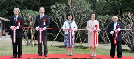 写真:記念式典でのテープカット