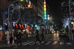 写真：歌舞伎町を華やかに彩るイルミネーション
