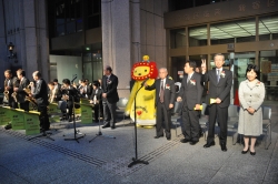 写真:本庁舎前でカウントダウン