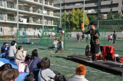 写真:大道芸人クラッチのパフォーマンス