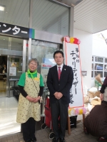 写真:手をつなぐ親の会の山口会長(左)と吉住区長(右)