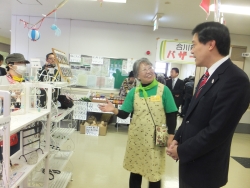 写真:会場を見学する吉住区長