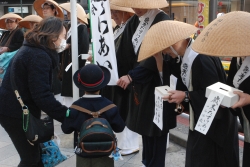 写真:募金する親子